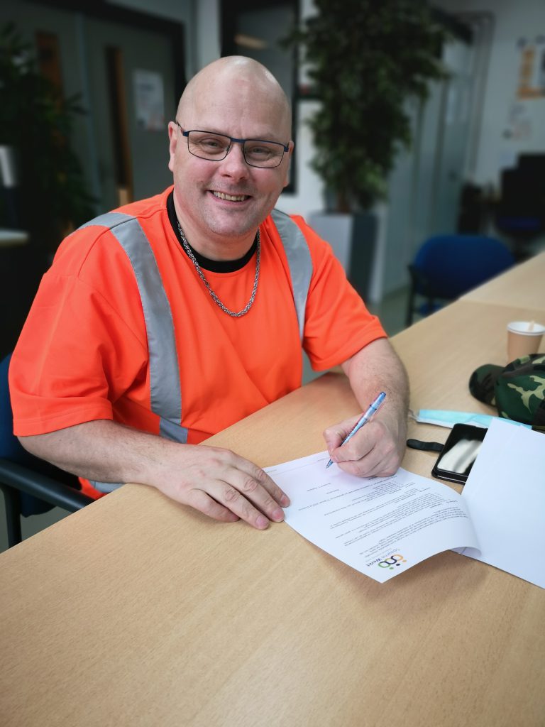 pieter tekent eerste contract spaarne werkt