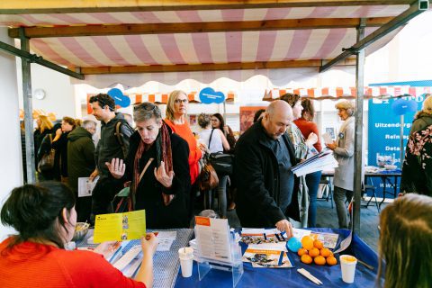 participatiemarkt-haarlem-2019-marktkraam-met-bezoekers